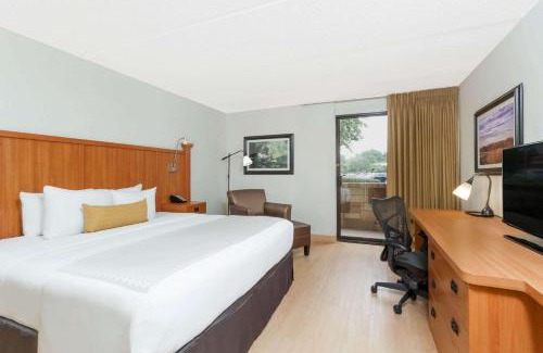 Parker Lane Hotel | Pet-Friendly Retreat at Wyndham Garden Hotel Austin