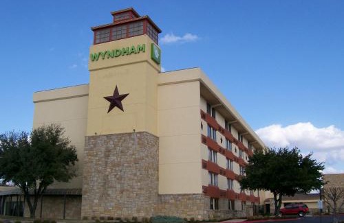 Parker Lane Hotel | Pet-Friendly Retreat at Wyndham Garden Hotel Austin