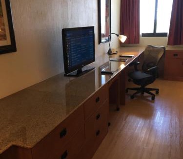 Parker Lane Hotel | Pet-Friendly Retreat at Wyndham Garden Hotel Austin