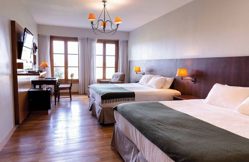 Lujan Hotel | Relaxing Wyndham Garden Luján with Spa and Pool Access