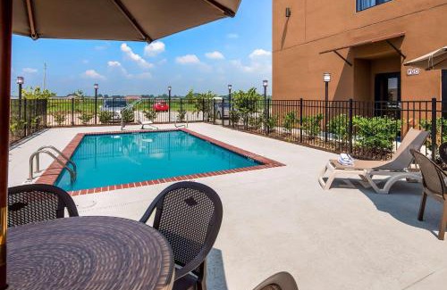 New Roads Hotel | Cozy Stay at Best Western False River Hotel with Pool & Ocean View