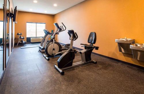New Roads Hotel | Cozy Stay at Best Western False River Hotel with Pool & Ocean View