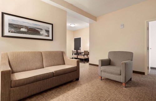 Fallsview Hotel | Relaxing Wyndham Garden Niagara Falls with Pool & Spa
