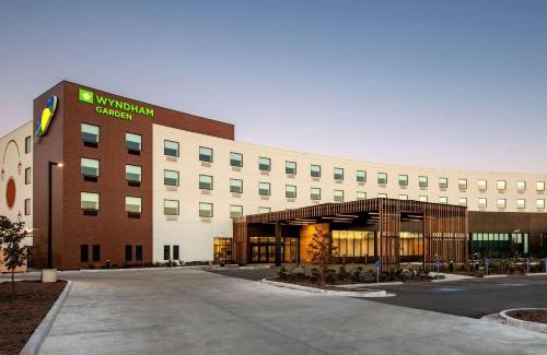 Winnipeg Hotel | Eco-Friendly Wyndham Garden Winnipeg Airport with Pool Access