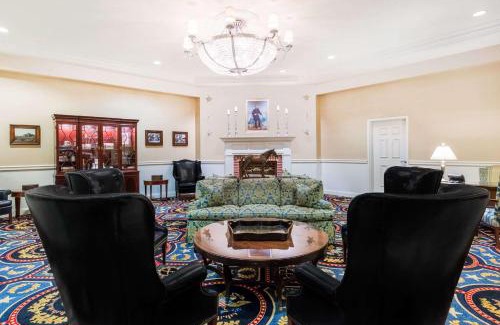 Gettysburg Hotel | Discover Wyndham Gettysburg: Pet-Friendly with Pool Access