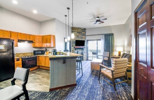 Lake Delton Condo | Guest Rated 10/10: Wyndham Glacier Canyon with Spa & Lake View