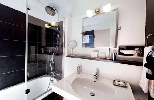 Gross Buchholz Hotel | Discover the Wyndham Hannover Atrium with Pool & Dining