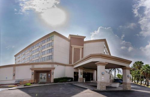 Southeast Houston Hotel | Comfortable Stay at Holiday Inn Houston Hobby Airport