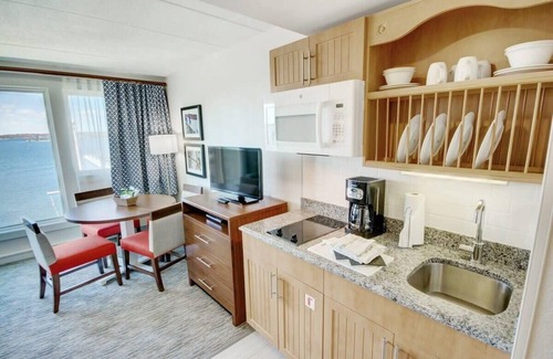 Yachting Village Condo | Wyndham Inn on the Harbor: Cozy 1BR Queen Suite Getaway
