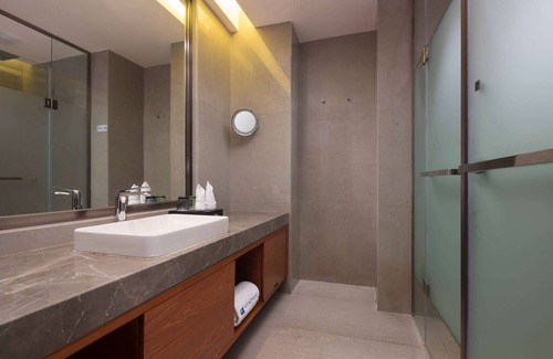Longmen County Hotel | Comfortable Stay at Wyndham Nankunshan with Pool & Dining