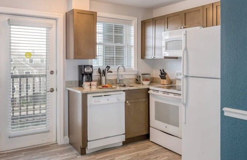 Yachting Village Condo | Unforgettable Wyndham Newport Onshore: 2BR Suite with Balcony