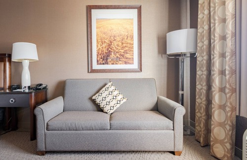 West Omaha Hotel | Comfortable Stay at Wyndham Omaha / West Dodge with Pool & Spa