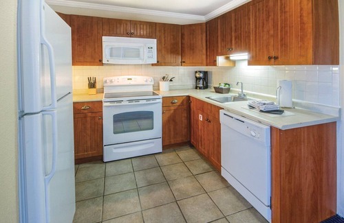 Yachting Village Condo | Wyndham Onshore: Your Harbor Getaway with Pool & Breakfast