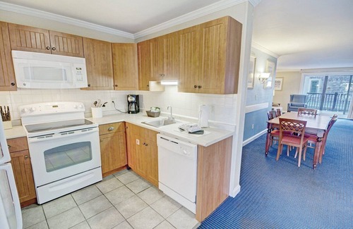 Yachting Village Condo | Wyndham Onshore: Your Harbor Getaway with Pool & Breakfast