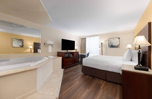 North Little Rock Hotel | Relaxing Stay at Wyndham Riverfront Little Rock with Pool