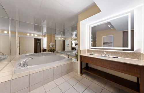 North Little Rock Hotel | Relaxing Stay at Wyndham Riverfront Little Rock with Pool