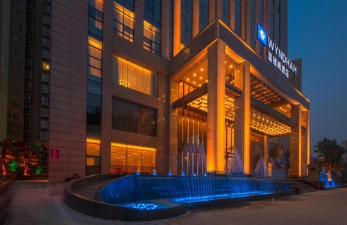 Maojian Qu Hotel | Top-Rated Wyndham Shiyan Downtown with Pool & Breakfast