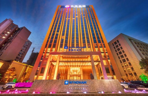Maojian Qu Hotel | Top-Rated Wyndham Shiyan Downtown with Pool & Breakfast