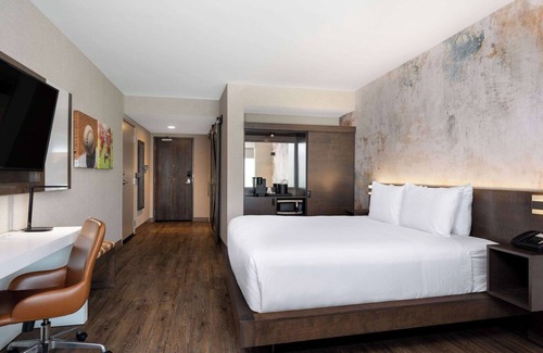 Westfield Hotel | Inviting Wyndham Westfield: Family-Friendly with Pool & Dining