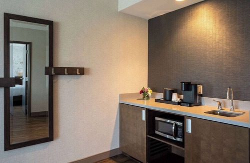 Westfield Hotel | Inviting Wyndham Westfield: Family-Friendly with Pool & Dining
