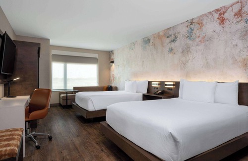 Westfield Hotel | Inviting Wyndham Westfield: Family-Friendly with Pool & Dining