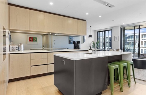 Auckland Central Business District Apartment | Wynyard Living, Large Balcony and Parking