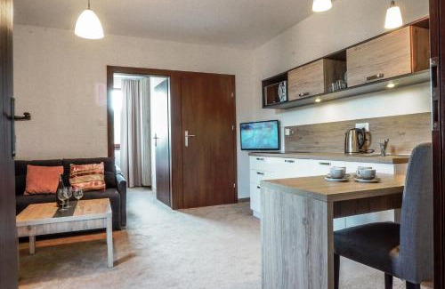 Regietow Apartment | Discover Wysowa Dwór: Cozy Retreat with Hot Tub & Breakfast
