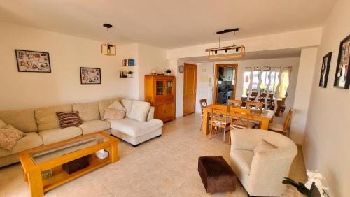 Platja de l'Arenal Apartment | Discover Xàbiamar: Oceanfront Retreat with Pool & Dining