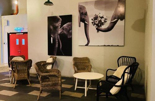Taman Setia Indah Apartment | Guest Rated 10/10: Cube 8teens Mount Austin for Families
