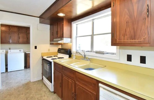 Gloucester Cottage | Premier Relaxation at Xan's Landing on the Water Cottage