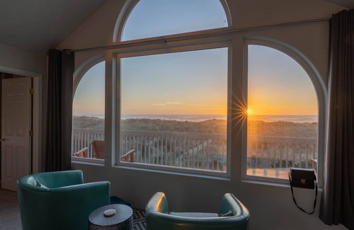 Bayshore House | Beachfront Xanadune: Guest Rated 9.8 with Direct Access