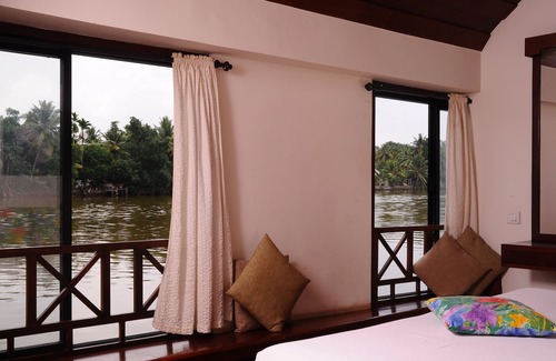Alappuzha Boat Rental | Discover Xandari River Escapes: Family-Friendly Retreat