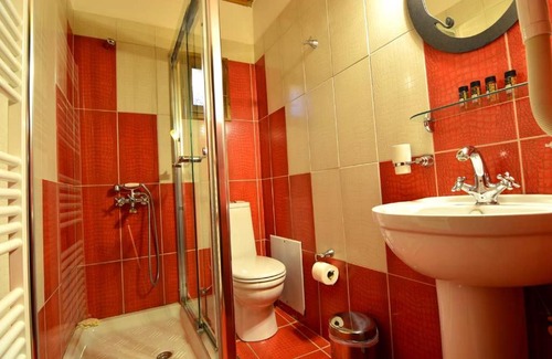 Synikia Mesi Trikalon House | Elegant XENIOS ZEYS: 4-Star Retreat with Hot Tub & Breakfast