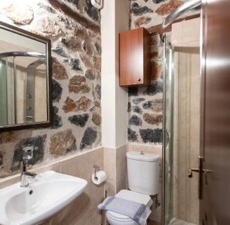 Aghios Athanasios Apartment | Discover Xenonas Pantheon: Family-Friendly Retreat with Hot Tub