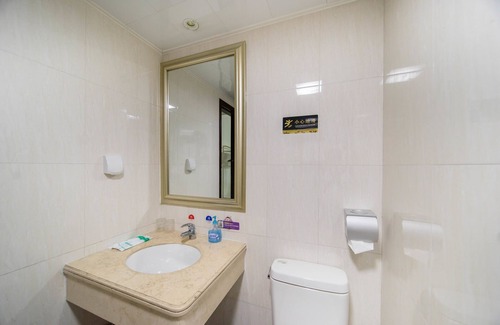 Pazhou Residential District Apartment | Welcoming Xing Yu Legend Service Apartment with Pool & Ocean View
