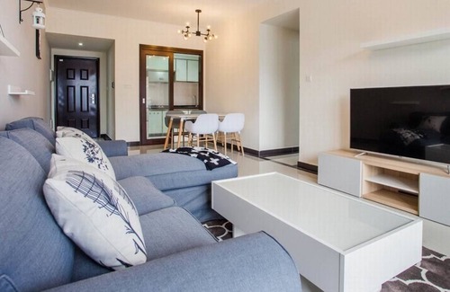 Zhujiang New Town Apartment | Family-Friendly Xinguang Apartment with Kitchen Amenities