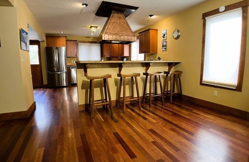 East Kootenay Ski Chalet | Spacious Retreat: 7 Bedrooms, Hot Tub & Golf Groups Welcome
