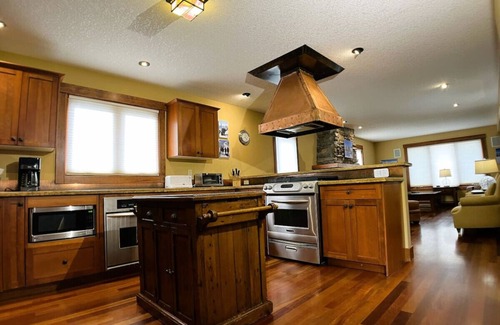 East Kootenay Ski Chalet | Spacious Retreat: 7 Bedrooms, Hot Tub & Golf Groups Welcome