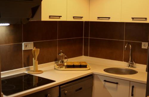 Sarsu Mahallesi Apartment | Yücemek Apart: Oceanfront Retreat with Beach Access