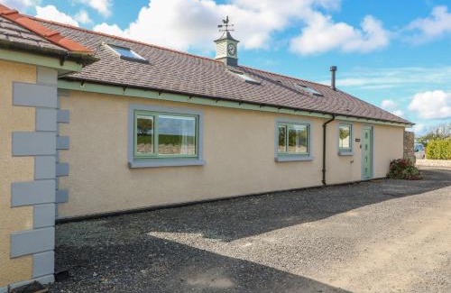 Rhosybol House | Y Bwthyn: Pet-Friendly Retreat with 10/10 Guest Rating