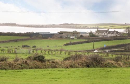 Rhosybol House | Y Bwthyn: Pet-Friendly Retreat with 10/10 Guest Rating