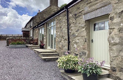 Betws-Y-Coed Cottage | Relax at Y Bwthyn with Oceanfront Views and Spa Access