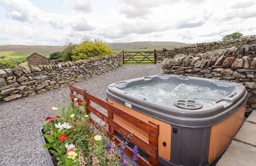 Betws-Y-Coed Cottage | Relax at Y Bwthyn with Oceanfront Views and Spa Access
