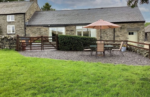 Betws-Y-Coed Cottage | Relax at Y Bwthyn with Oceanfront Views and Spa Access