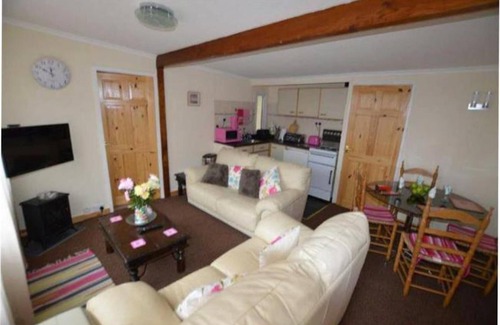 Aberdovey Ski Chalet | Inviting Y Bwthyn Plas Panteidal: Oceanfront & Pet Friendly