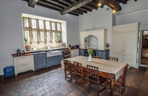 Pontblyddyn House | Pet-Friendly Y FFERM: Character Cottage in Pontblyddyn