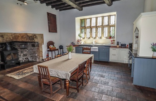 Pontblyddyn House | Pet-Friendly Y FFERM: Character Cottage in Pontblyddyn