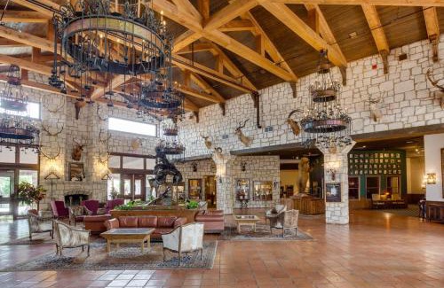 Kerrville Hotel | Pet-Friendly Y O Ranch Hotel with Oceanfront Pool Access