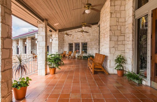 Kerrville Hotel | Pet-Friendly Y O Ranch Hotel with Oceanfront Pool Access