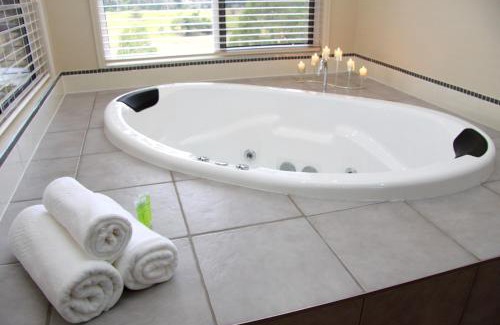 Cambroon House | Discover Yabbaloumba Retreat: 5-Star Comfort Awaits